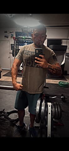Adan back in the gym, flexing in the mirror